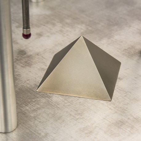Titanová pyramida / jehlan 60 mm